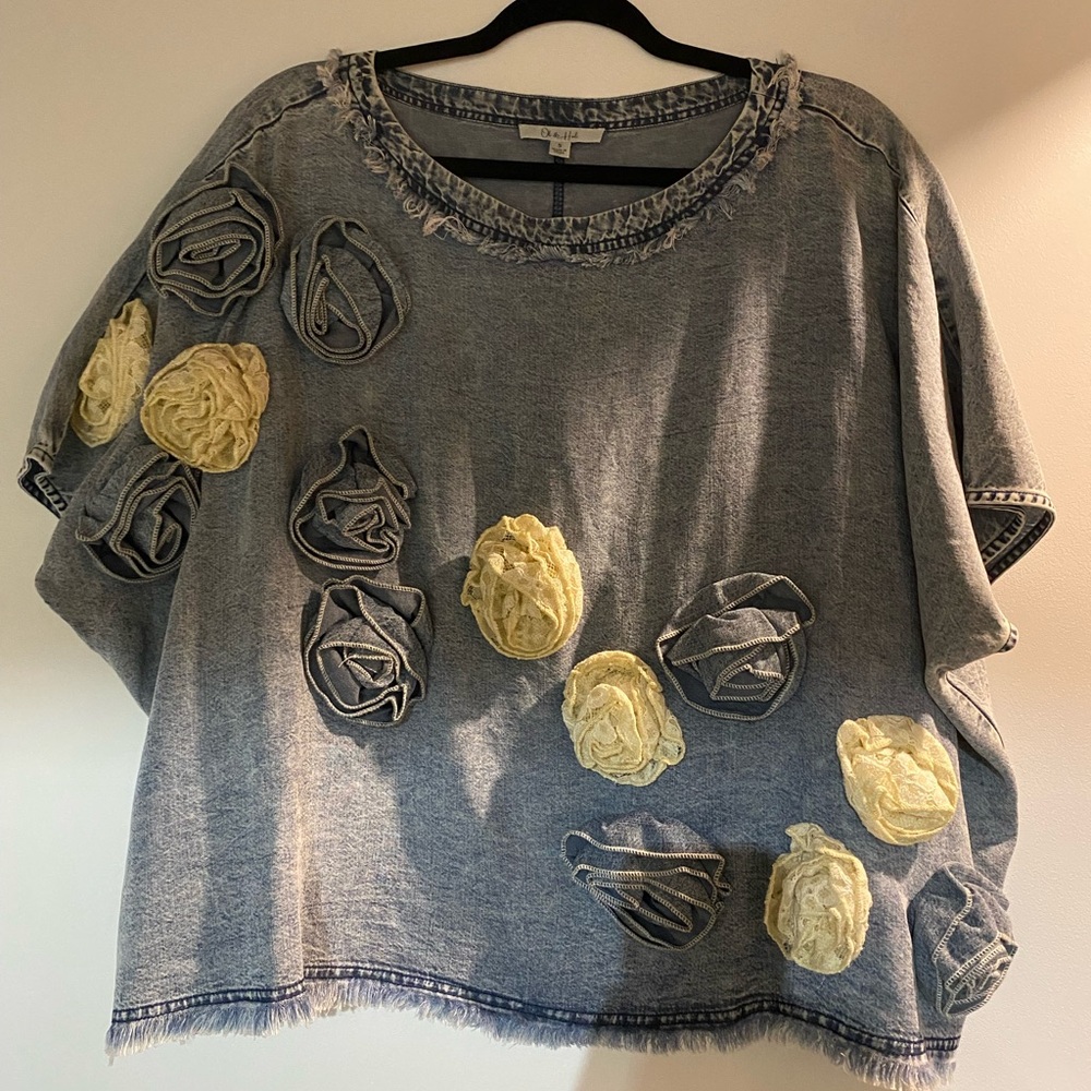 OLI & HALI Washed Denim Floral Appliqué Women's Top - Yellow & Gray